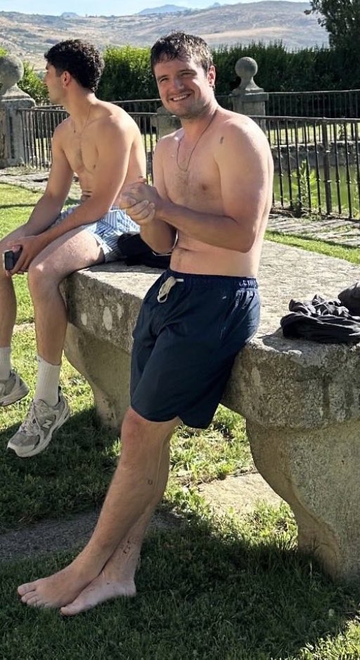 haderfluffyhair's tweet photo. Josh Hutcherson the man the myth the legend https://t.co/TRhK8Q8iLU
