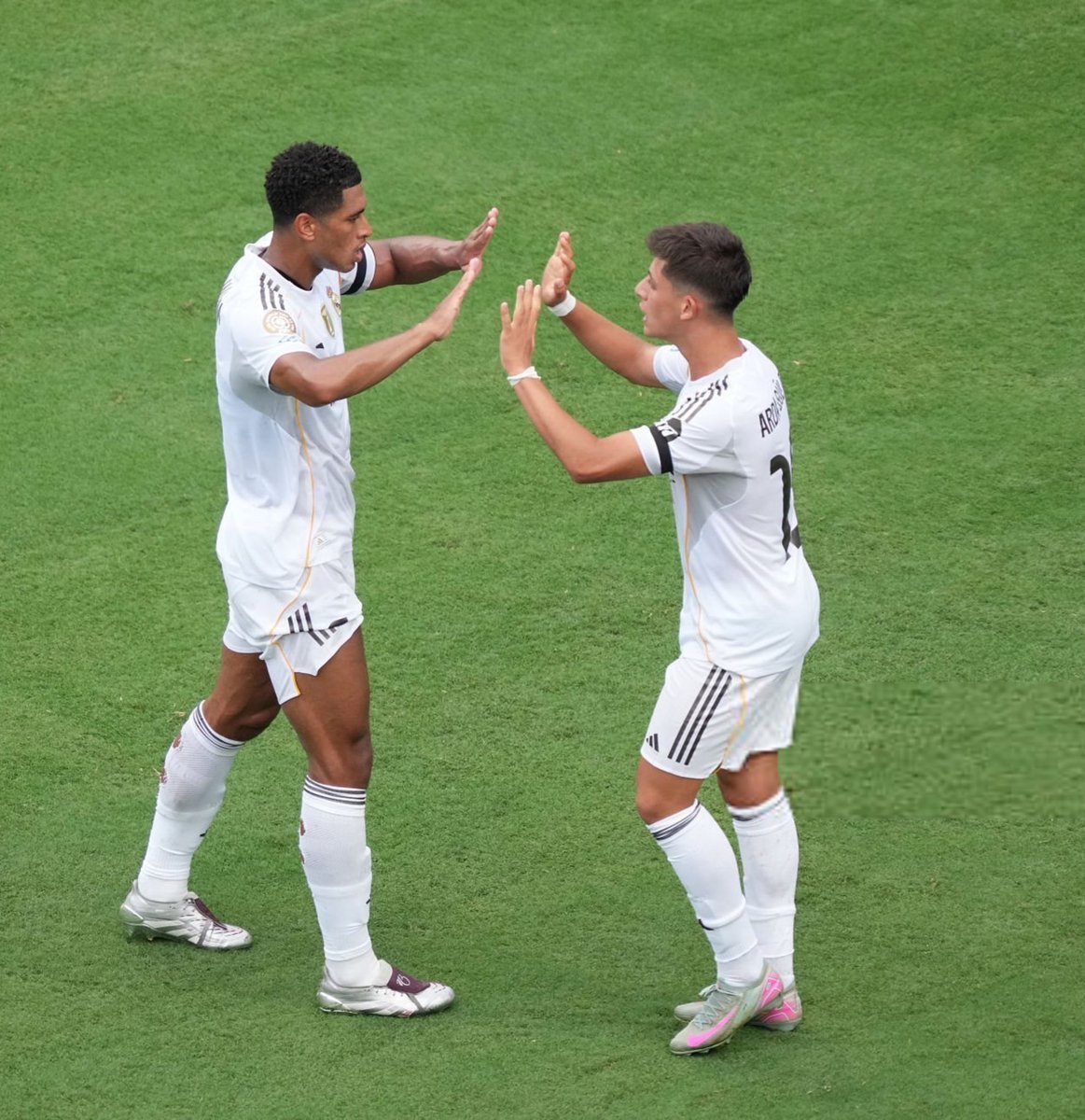 MadridScouting2's tweet photo. 🚨🗣️ José Mourinho a désigné ses deux milieux de terrain préférés :

⭐️ Arda Güler
⭐️ Jude Bellingham

🤍 Deux profils complémentaires que le technicien portugais considère comme des pièces maîtresses pour le présent et l'avenir du Real Madrid. 💎🔥0 https://t.co/8JcHnrVmDF