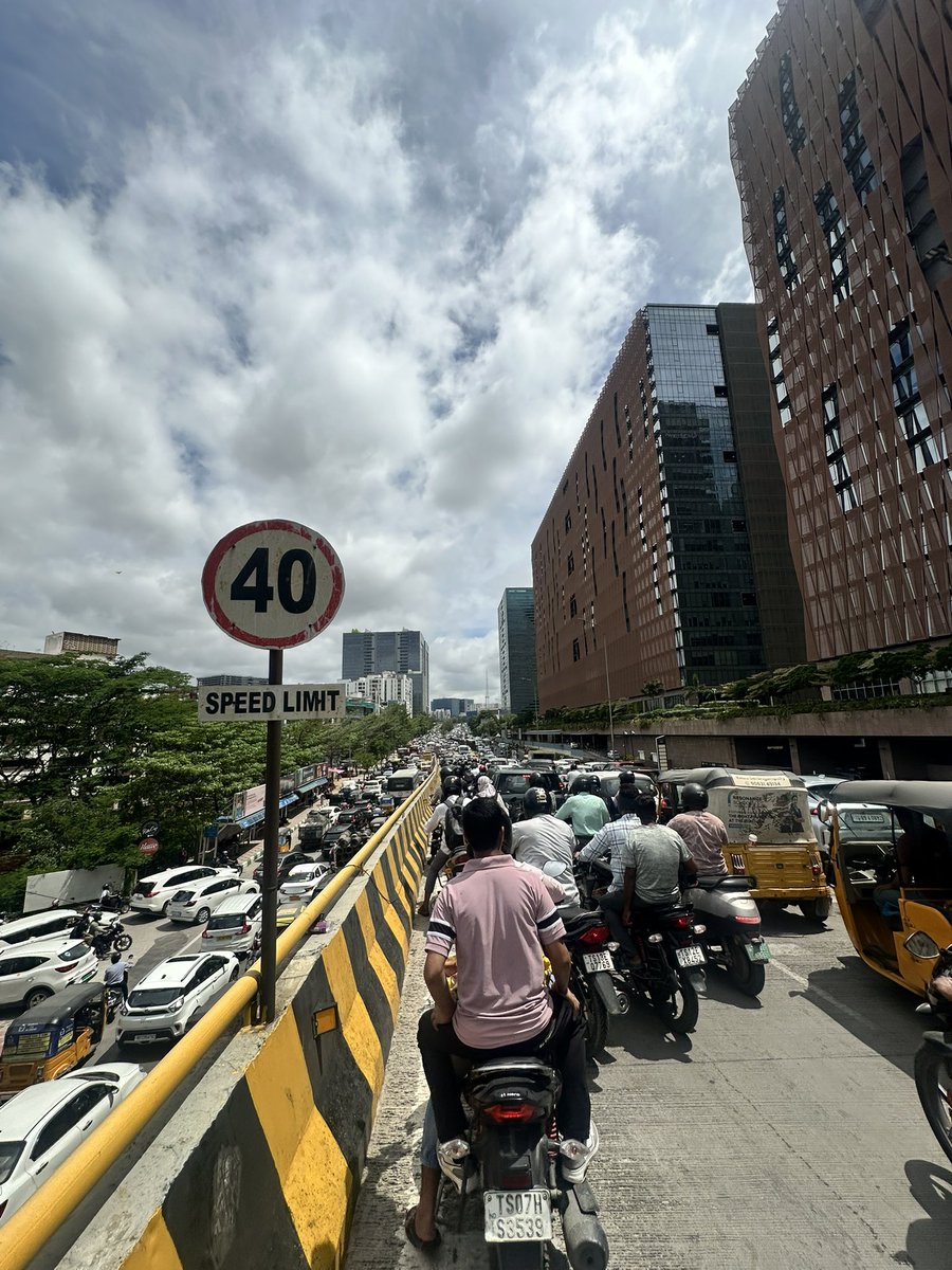 PressureC00ker's tweet photo. Anni states lo janalu Hyd lo ne unnattu unnaru #hydtraffic https://t.co/D8356ks5BT
