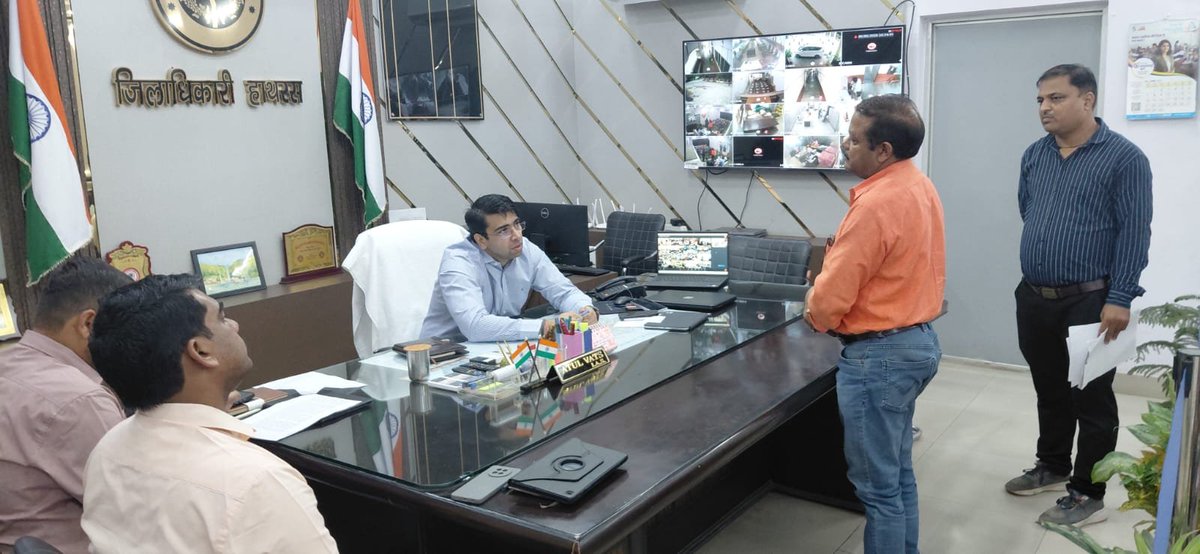 dm_hathras's tweet photo. जनता दर्शन में आए जनसामान्य की शिकायतों को गंभीरता से सुनते हुए जिलाधिकारी अतुल वत्स ने संबंधित अधिकारियों को मौके पर जाकर मुआयना कर शिकायतों का समयबद्ध एवं गुणवत्तापूर्ण निस्तारण सुनिश्चित करने के निर्देश दिए।

#GoodGovernance
#PublicHearing
#हाथरस
#Hathras

@CMOfficeUP
@UPGovt @myogiadityanath
@InfoDeptUP @ChiefSecyUP
@dm_hathras