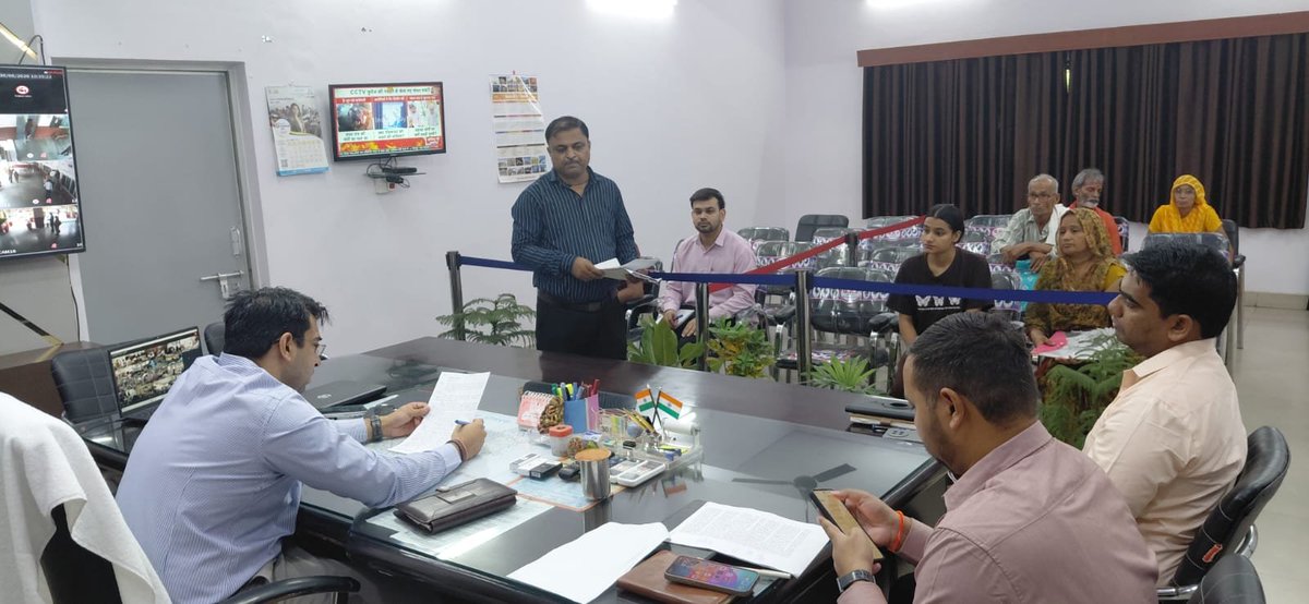 dm_hathras's tweet photo. जनता दर्शन में आए जनसामान्य की शिकायतों को गंभीरता से सुनते हुए जिलाधिकारी अतुल वत्स ने संबंधित अधिकारियों को मौके पर जाकर मुआयना कर शिकायतों का समयबद्ध एवं गुणवत्तापूर्ण निस्तारण सुनिश्चित करने के निर्देश दिए।

#GoodGovernance
#PublicHearing
#हाथरस
#Hathras

@CMOfficeUP
@UPGovt @myogiadityanath
@InfoDeptUP @ChiefSecyUP
@dm_hathras