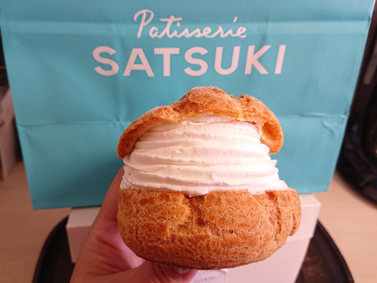 etsuyo_m's tweet photo. ニューオータニ「パティスリーサツキ」の、和三盆シュークリーム(*˘ᗜ˘*)♡ボスからお土産。お昼を食べて無かったので･･･ボス、行儀が悪くてごめんなさい。このままガブリといただきました😋生クリームとカスタードクリームがたっぷり！底には黒糖ジュレが隠れていて驚き。美味しすぎました～☺️✨ https://t.co/LZxpWnPkq3
