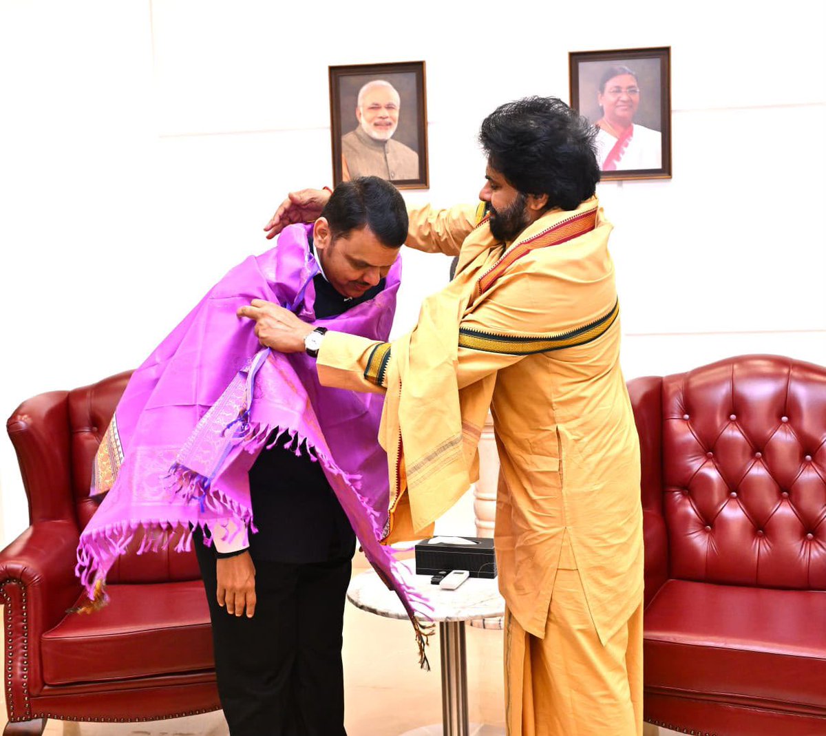 APDeputyCMO's tweet photo. మహారాష్ట్ర ముఖ్యమంత్రి శ్రీ దేవేంద్ర ఫడ్నవీస్ గారితో శ్రీ పవన్ కళ్యాణ్ గారు భేటీ

•తూర్పు కనుమల్లో పులుల సంరక్షణ చర్యలపై చర్చ
•ఆంధ్రప్రదేశ్ కి రెండు ఆడ పులులు ఇస్తున్నందుకు కృతజ్ఞతలు 

మహారాష్ట్ర ముఖ్యమంత్రి శ్రీ @Dev_Fadnavis గారిని రాష్ట్ర ఉప ముఖ్యమంత్రివర్యులు శ్రీ @PawanKalyan గారు మర్యాదపూర్వకంగా కలిశారు. ఈ భేటీలో ఇరు రాష్ట్రాల మధ్య పరస్పర ప్రయోజనాలకు సంబంధించిన పలు అంశాలపై చర్చించారు. మంగళవారం ముంబైలోని మహారాష్ట్ర ముఖ్యమంత్రి వారి క్యాంపు కార్యాలయంలో జరిగిన ఈ భేటీలో తూర్పు కనుమల్లో పులుల సంరక్షణ, మహారాష్ట్ర నుంచి రాష్ట్రానికి రెండు ఆడ పులులు ఇచ్చే అంశాలపై ఇరువురు నేతల మధ్య ఫలవంతమైన చర్చలు సాగాయి. ఉమ్మడి ప్రయోజనాలకు సంబంధించి భవిష్యత్తులో మరింత సహకరించుకోవాలని నిర్ణయించారు. 

ఈ సందర్భంగా శ్రీ పవన్ కళ్యాణ్ గారు మాట్లాడుతూ “ఆంధ్ర ప్రదేశ్‌లోని తూర్పు కనుమల ప్రాంతంలో ఆడ పులుల సంఖ్య గణనీయంగా తగ్గడంతో జన్యుపరమైన సమస్యలు తలెత్తాయి. ఈ క్రమంలో పులుల సంఖ్య పునరుద్ధరణకు మహారాష్ట్ర ప్రభుత్వ సహకారం తీసుకుంటున్నాం. ఆంధ్రప్రదేశ్ కు రెండు ఆడ పులులు ఇచ్చేందుకు మహారాష్ట్ర ప్రభుత్వం అంగీకరించింది. వారు  అందిస్తున్న సహకారానికి మనస్ఫూర్తిగా కృతజ్ఞతలు తెలియజేస్తున్నాం. తూర్పు కనుమలలో పులుల సంరక్షణ చరిత్రలో ఒక ముఖ్యమైన మైలురాయిగా నిలిచిపోతుంది. తూర్పు కనుమల్లో ఆడ పులుల ప్రవేశంతో అంతరసంతానోత్పత్తి (Inbreeding) సమస్యలను అధిగమించడంతోపాటు, జన్యు వైవిధ్యం పెరిగి, పులుల సంఖ్య దీర్ఘకాలిక స్థిరత్వానికి దోహదపడుతుంది. తద్వారా తూర్పు కనుమలలో ఆరోగ్యకరమైన, స్వయం సమృద్ధి కలిగిన పులుల ఆవాస వ్యవస్థ ఏర్పడుతుంది.

శాస్త్రీయ విధానాలు, స్థిరమైన వన్యప్రాణి నిర్వహణ ఆధారంగా జీవ వైవిధ్య పరిరక్షణకు ఇరు రాష్ట్రాలు కట్టుబడి ఉన్నాయన్న అంశాన్ని ఈ సంయుక్త సంరక్షణ కార్యచరణ ప్రతిబింబిస్తోంది. ఆంధ్రప్రదేశ్–మహారాష్ట్ర రాష్ట్రాల మధ్య ఏర్పడిన ఈ భాగస్వామ్యం తూర్పు కనుమలలో పులుల దీర్ఘకాలిక సంరక్షణకు విశేషంగా దోహదపడుతుందని విశ్వసిస్తున్నాం. ఈ కార్యక్రమాన్ని ముందుకు తీసుకెళ్లడంలో మాకు నిరంతరం మార్గదర్శకత్వం అందిస్తున్న కేంద్ర అటవీ, పర్యావరణ, వాతావరణ మార్పుల శాఖ మంత్రి శ్రీ @byadavbjp గారికి కూడా ఈ సందర్భంగా ప్రత్యేక కృతజ్ఞతలు తెలియజేస్తున్నాను. వన్యప్రాణి సంరక్షణ, జీవ వైవిధ్య పరిరక్షణ లక్ష్యాల సాధనలో మహారాష్ట్ర ప్రభుత్వం, కేంద్ర ప్రభుత్వం, ఇతర భాగస్వామ్య సంస్థలతో కలిసి మరింత సమన్వయంతో ముందుకు వెళ్తామ”న్నారు. (1/2)