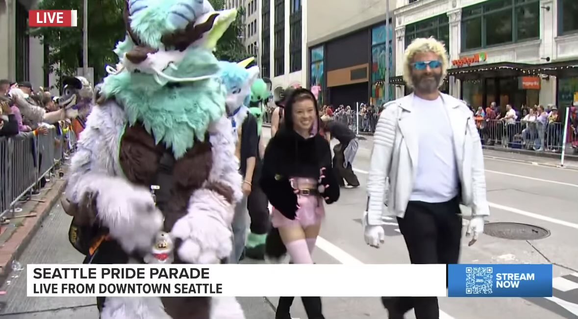 BingQiLong's tweet photo. Look ma I’m on tv! https://t.co/FBi93Z30TR