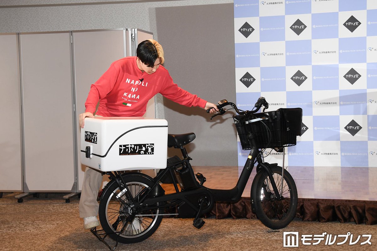 modelpress's tweet photo. 堀江貴文氏、太洋物産取締役に就任
ヒカルがデリバリー自転車でピザ配達🛵

太洋物産事業戦略発表会
堀江貴文氏取締役就任式📸
https://t.co/xe7UR9wP71

カルボナーラ味＆黒カレー味
ヒカル監修ツートンピザを試食🍕 https://t.co/7XdYzavxHz