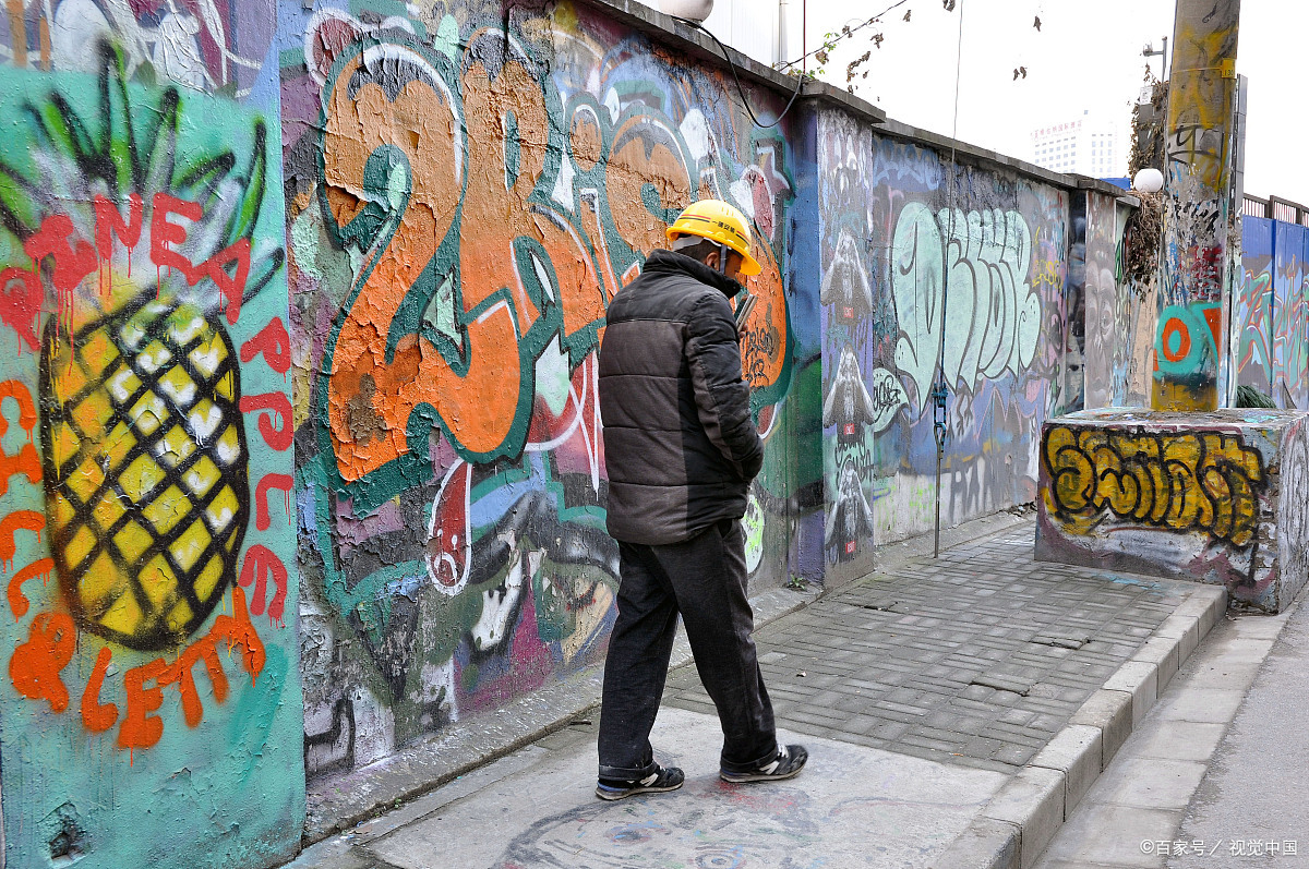 wizzyconce5783's tweet photo. Just a quick snap of city afternoon vibes – the sun’s hitting the graffiti wall, and a stranger’s bike is parked like it owns the spot. Small moments hit different. https://t.co/nwx8q1DJmZ