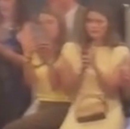 Danielainfiel's tweet photo. @Pochosaurus MÁS FOTOY VIDEOS DE @danielaacallee Y SU NOVIA
MANUELA GÓMEZ LA CELOSA SENTADAS JUNTAS MISMA SILLA🪑
SE MIRAN DANIELA Y SU NOVIA MANUELA GÓMEZ
BIEN ARRUCHADAS Y PEGADAS
COMBINADAS DE AMARILLO EN EVENTO
ES OBVIO @danielaacallee SE DERRITE POR MANUELA EL LENGUAJE CORPORAL NO MIENTE https://t.co/G8T3gtr1xD