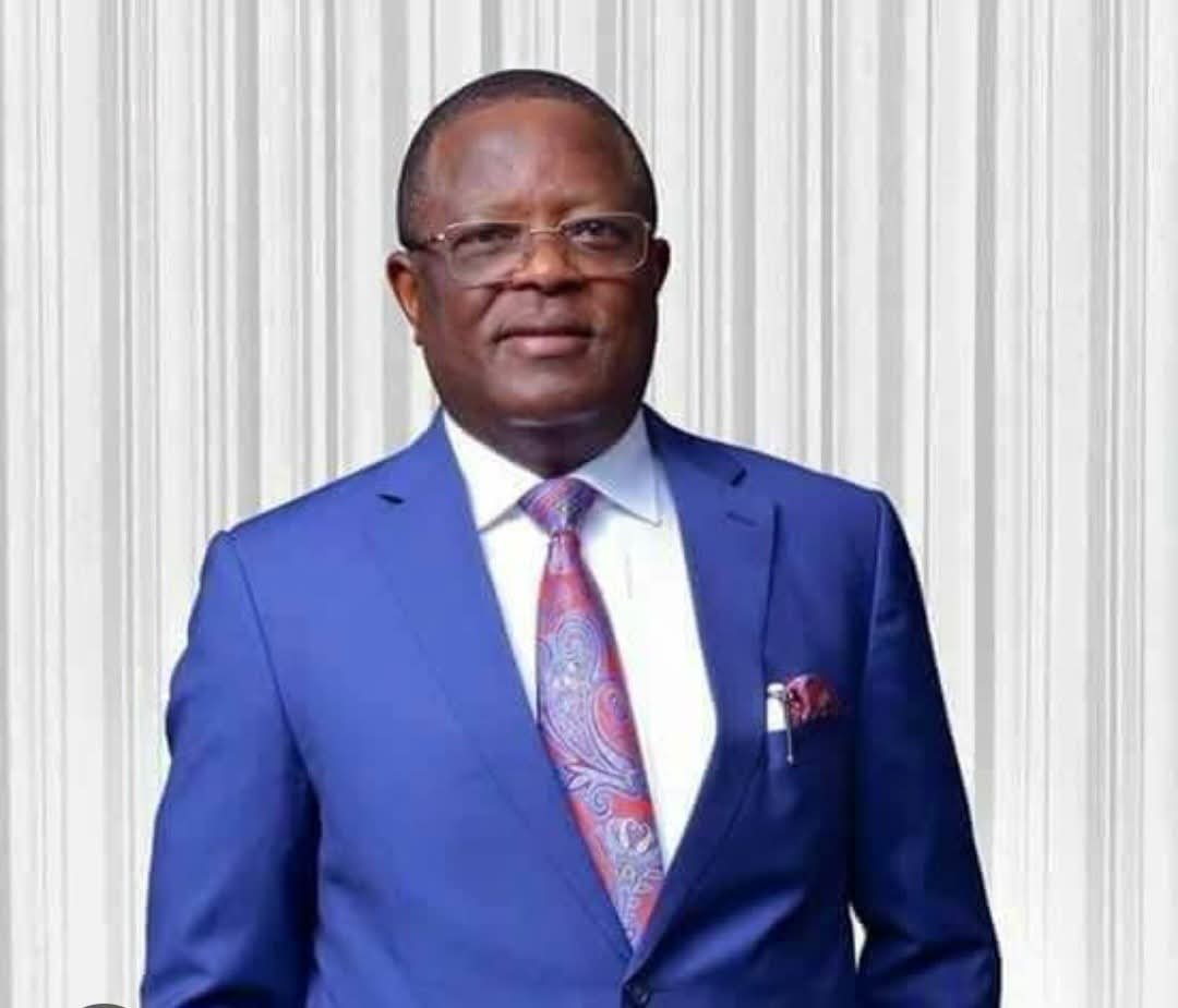 EleluAyoola's tweet photo. Between David Umahi and Peter Obi who do you choose to represent Ndi Igbo as a president of Nigeria? https://t.co/fSVeGPM3ge