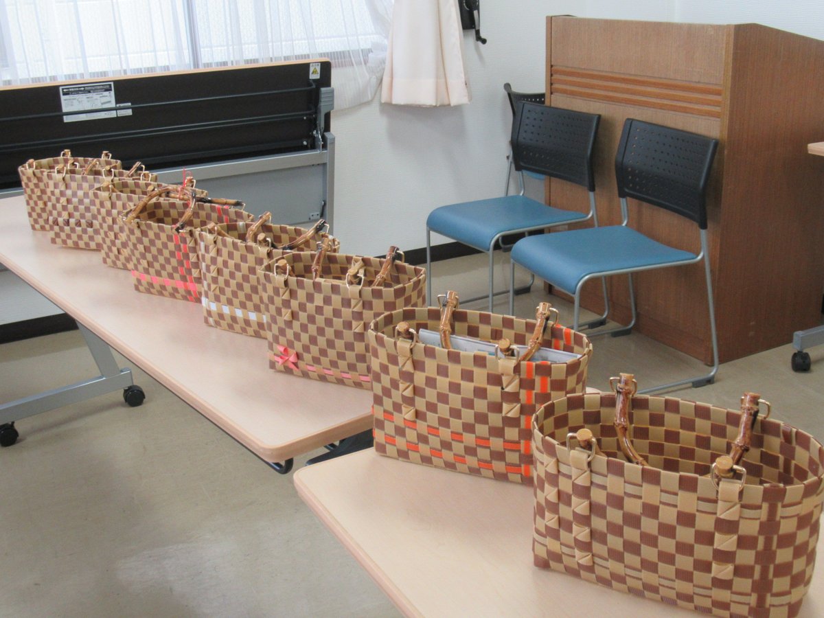 hamadasgk's tweet photo. 2日間に渡ってPPバンドで作るかごバック作りを行いました。最後にアレンジを加えてオリジナルの作品が完成しました！！みなさん作業も早くて上手にできました😀 https://t.co/RhHn7Fyy6X