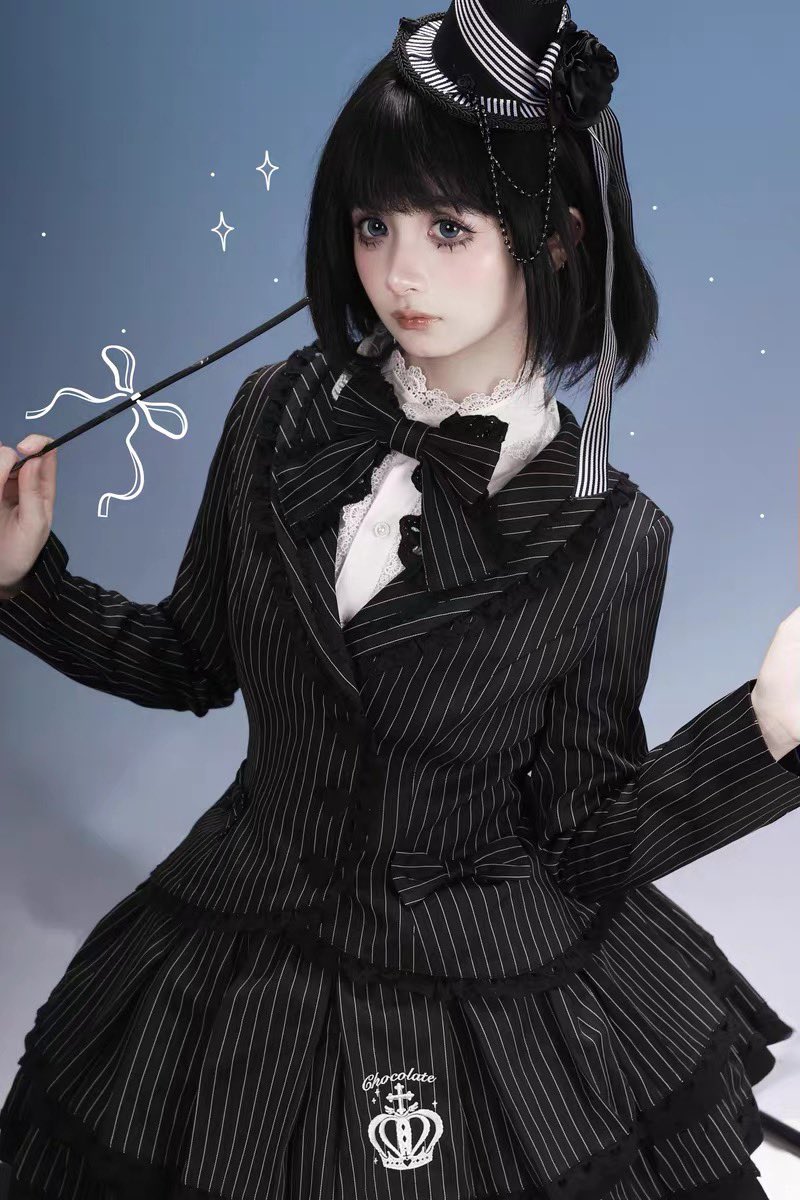 Loliii_usa's tweet photo. Loli購入済おすすめセットアップ！

デザインめちゃくちゃ可愛くないですか？！
上下セットで1万円くらいです🫶

Loliは黒ストライプ購入しました！

redにはミントの色も載っていて🫨

問い合わせたら今回の売れ行きが良かったら販売すると言っていたので宣伝します🤣

こちらから注文してね！

【淘宝】https://t.co/Idxw6mz36k CZ356 「预约 恋恋巧克力原创lolita小西服中古感黑粉哥特条纹领带蛋糕裙」
点击链接直接打开 或者 淘宝搜索直接打开

蝴蝶结领带が、リボンの形🎀のネクタイで、小领带がネクタイの形👔っぽいネクタイだよ！

また分からないことがあれば聞いてね〜！

※写真掲載許可済み