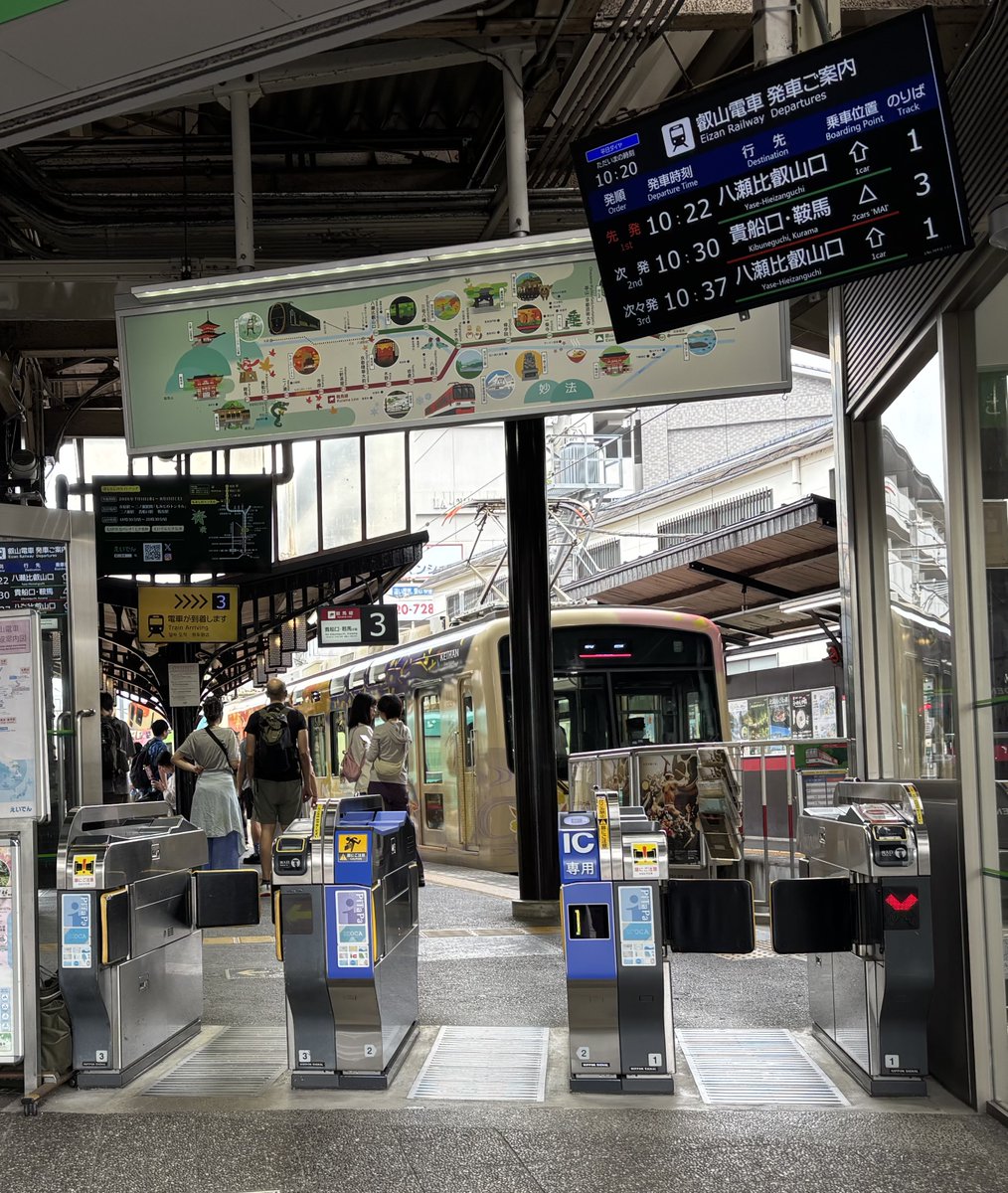 eizandensha's tweet photo. 出町柳駅の改札機に新人君が仲間入りに。
ICカード専用機になります。
#叡山電車 #叡電 https://t.co/dKe3R6pAuI
