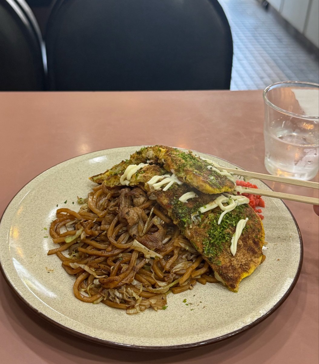 SOkapipi's tweet photo. 取材対応の合間を盗み遅めのお昼ごはんに日ノ出町「マサムラ」さんにて焼きそばとミニお好み焼きがついたペアセット（870円）。

長年に渡り柳ヶ瀬を、日ノ出町を守り続ける商店街のビッグボス。外からの人や若者に対して寛容になる大切さは正村さんの姿から教わりました。

私にとっての柳ヶ瀬の味のひとつです。