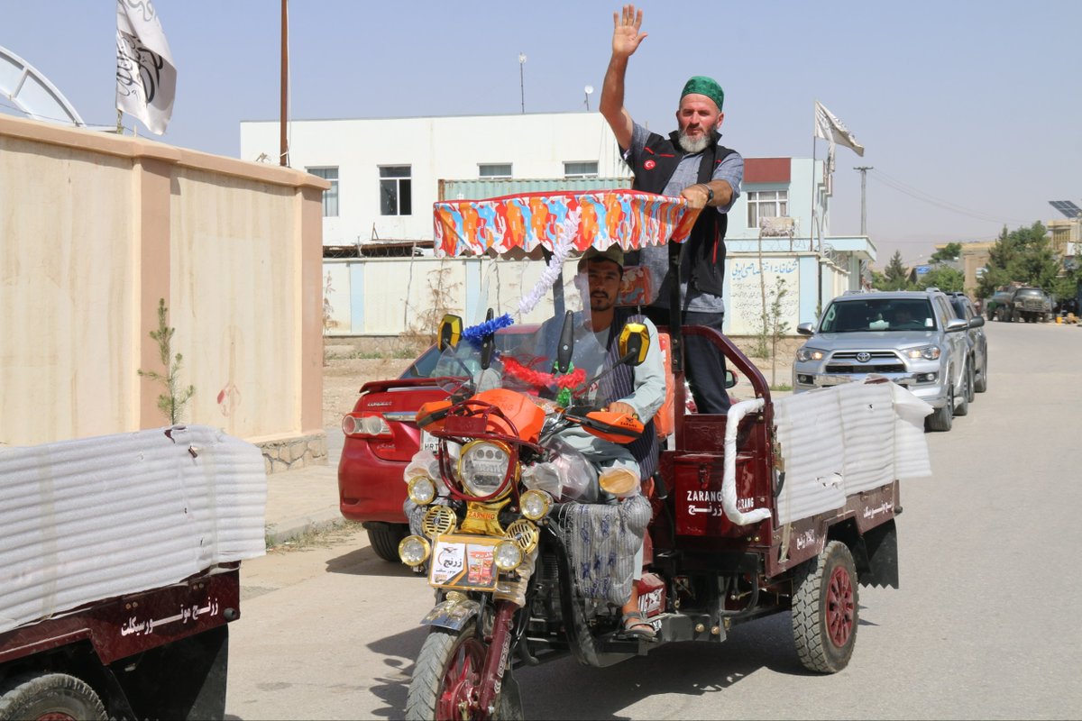 trabzonihh's tweet photo. Afganistan'ın Faryab vilayetinde yaşayan 5 yetim ve ihtiyaç sahibi aileye tuk tuk dağıtımı gerçekleştirdik.

Dağıtılan bu araçlar sayesinde aileler, nakliye hizmeti vererek ve sebze-meyve satışı yaparak kendi geçimlerini sağlayabilecek, sürdürülebilir bir gelir elde edebilecek. https://t.co/uN4H5Whjyg