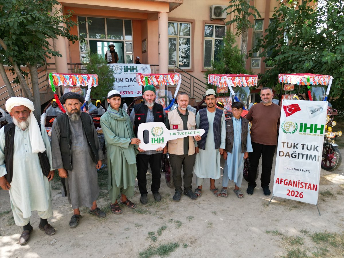 trabzonihh's tweet photo. Afganistan'ın Faryab vilayetinde yaşayan 5 yetim ve ihtiyaç sahibi aileye tuk tuk dağıtımı gerçekleştirdik.

Dağıtılan bu araçlar sayesinde aileler, nakliye hizmeti vererek ve sebze-meyve satışı yaparak kendi geçimlerini sağlayabilecek, sürdürülebilir bir gelir elde edebilecek. https://t.co/uN4H5Whjyg
