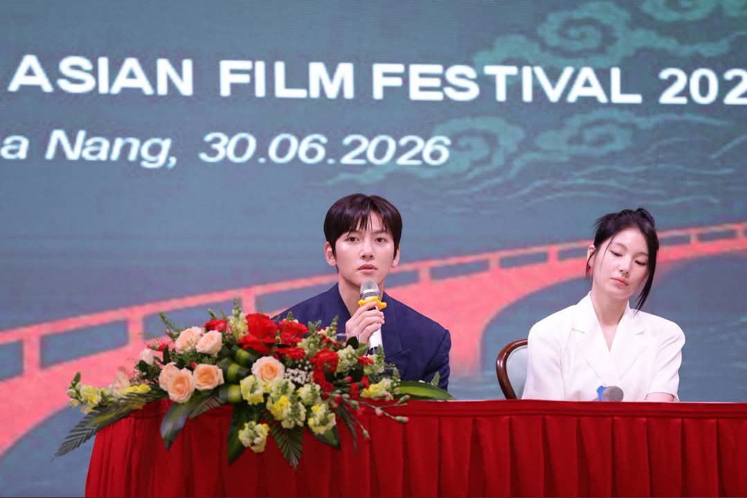 sin_gularity1's tweet photo. Ji Chang Wook and Han Dong Hee at the 4th Da Nang Asian Film Festival Press Conference.
#jichangwook #handonghee #DaNangAsianFilmFestival https://t.co/Gadb5TmSeb