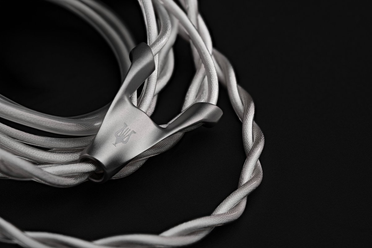 MezeAudioJP's tweet photo. 新世代IEM「ASTRU（アストル）」が本当に凄いです！

フルチタンボディの圧倒的な美しさは、見ているだけで幸せになれるレベル。もちろん高性能シングルDD搭載で音もバッチリ、さらにケーブルも艶やかで隙がありません…！

#ポタフェス で実際に聴いてみてください。圧巻の仕上がりです！

#ASTRU https://t.co/vKNHyfwTAP