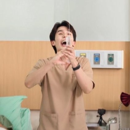 maybeyourtiny's tweet photo. เหมือนหมอที่พูดว่า 
👨🏻‍⚕️: ฉีดยาชาครั้งแรกไม่ต้องกลัวนะครับ 
👤: ไม่เป็นไรจ้าหมอ เคยฉีดมาแล้ว
👨🏻‍⚕️: หมายถึงหมอนี่แหละครับ

#STAYAWAKEเกือบหลับแต่กลับมาตื่นbyBirdy https://t.co/zGjtWNyZME