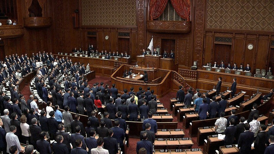 hoshusokuhou's tweet photo. 国旗損壊罪法案　岩屋、採決前に退場して棄権ｗｗｗｗｗ

自民・岩屋毅、退場の理由を語る
「国旗を尊重するという意識は自然な形で育まれるべきものであって、刑罰で強制されるべきものではないと一貫して申し上げてきた」 https://t.co/pLjTfnFRt3