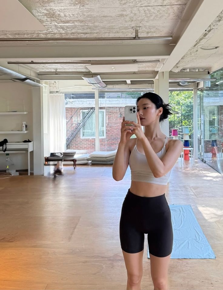 deinorra's tweet photo. Salam dari yang masih WFH, iya, malah belok ke studio yoga. Sekalian menghilangkan stress dulu deh saya. https://t.co/8h499SuIK1