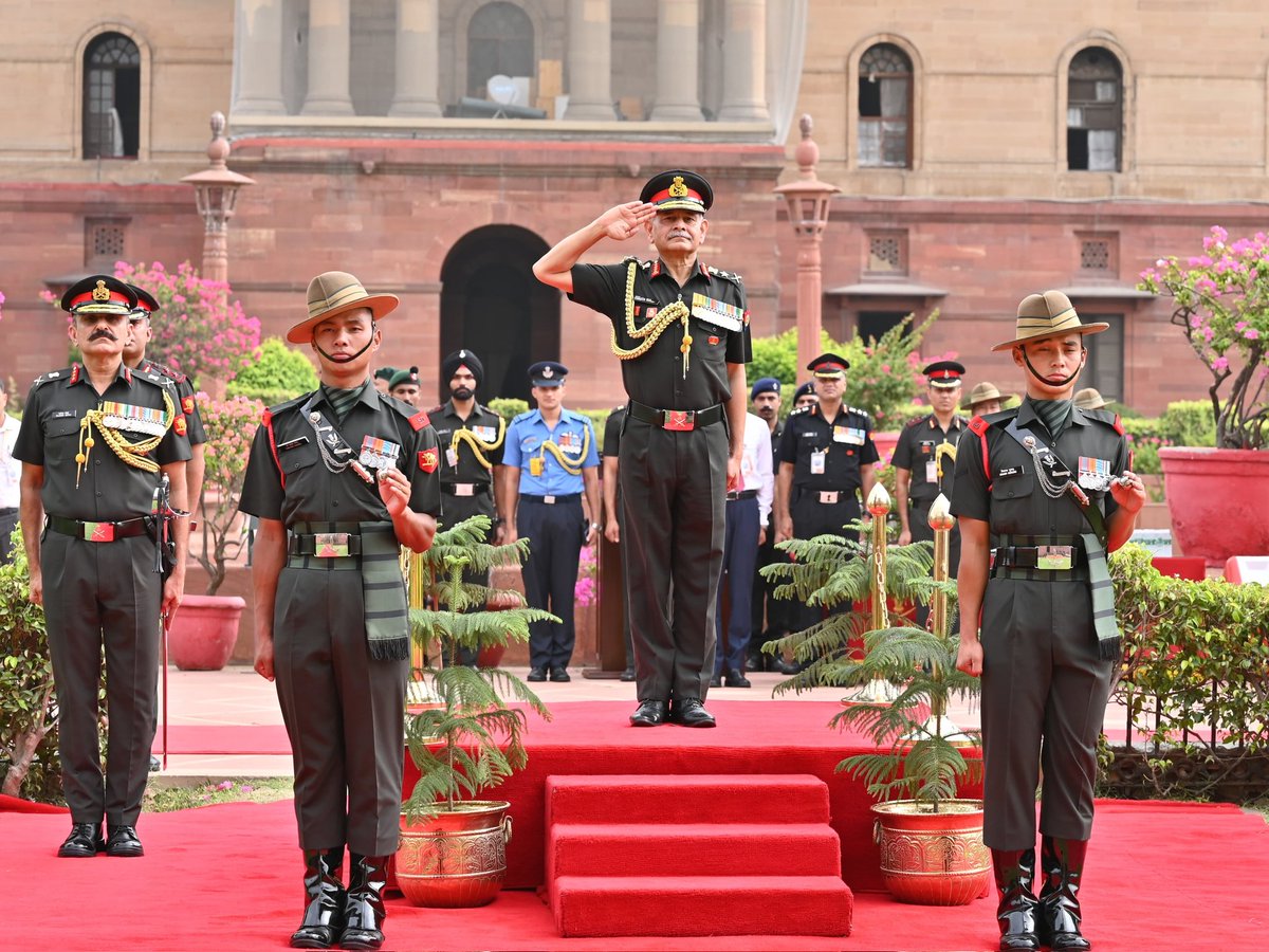 adgpi's tweet photo. #GeneralUpendraDwivedi, #COAS, was presented a Ceremonial Guard of Honour at the South Block Lawns, #NewDelhi, on the occasion of relinquishing the appointment of Chief of the Army Staff.

His distinguished career of over four decades reflects a legacy of selfless service, inspirational leadership and unwavering commitment to the Nation, leaving an enduring imprint on the #IndianArmy and its continued journey towards transformation.

@DefenceMinIndia
@SpokespersonMoD