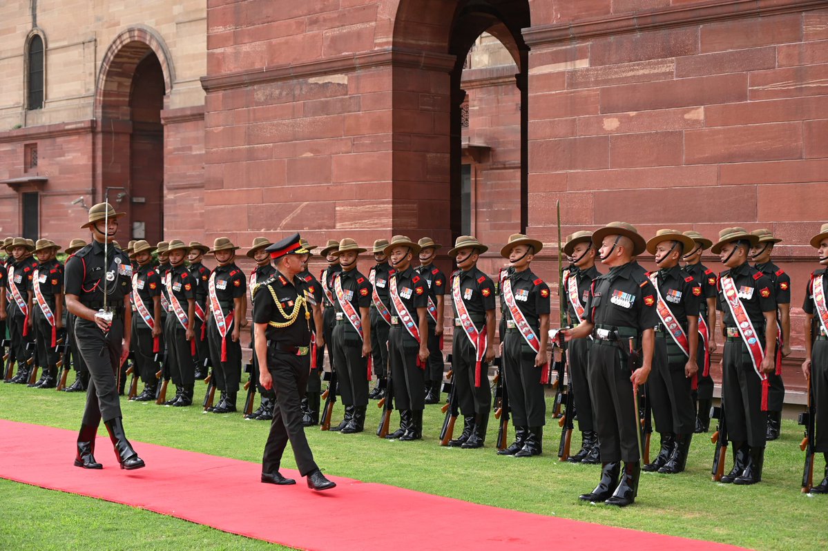 adgpi's tweet photo. #GeneralUpendraDwivedi, #COAS, was presented a Ceremonial Guard of Honour at the South Block Lawns, #NewDelhi, on the occasion of relinquishing the appointment of Chief of the Army Staff.

His distinguished career of over four decades reflects a legacy of selfless service, inspirational leadership and unwavering commitment to the Nation, leaving an enduring imprint on the #IndianArmy and its continued journey towards transformation.

@DefenceMinIndia
@SpokespersonMoD