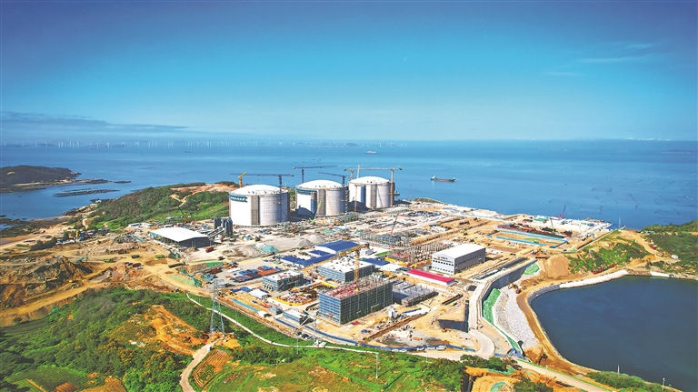 CNPCspanish's tweet photo. 🏗️En pleno verano, el sitio de construcción del Proyecto de GNL de PetroChina en Fujian resuena con el estruendo de maquinarias y está salpicado de grúas torre, donde más de 2.000 trabajadores construyen a contrarreloj. 

🆙Ante retos como la frecuente aparición de tifones y estrictas regulaciones de protección ecológica, el proyecto impulsa simultáneamente las obras y la protección ambiental. Al 26 de junio, el progreso general de la construcción alcanza el 68,13%, y ya se vislumbra la silueta de una moderna base de energía limpia.