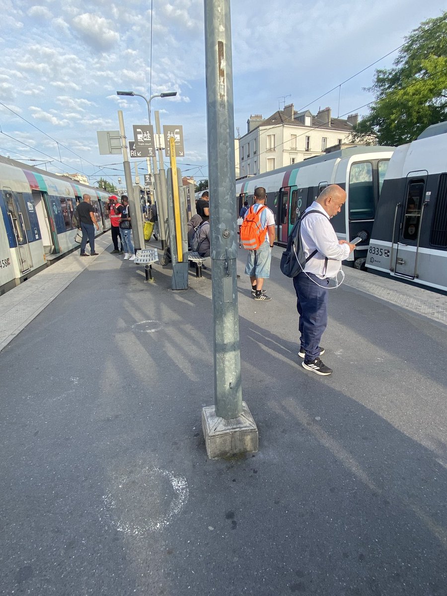 Oslokatimini's tweet photo. Tous les trains immobilisés @RERB on en peut plus de tous vos problèmes !!! On va au taff comment la ?! https://t.co/ohFXr80LCx