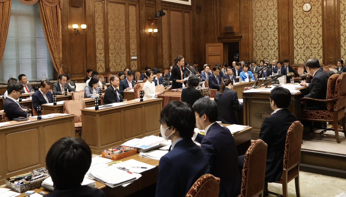 rina_yoshikawa_'s tweet photo. 先日の予算委員会で、比例代表45議席削減について総理に質問をしました。

世界では、英国のReform UKやドイツのAfDの伸長に見られるように、既成政党への不信や価値観の多様化を背景として、二大政党的な枠組みから多党化・政治の流動化へと潮流が変わりつつあります。

その中で、日本はなんのプロセスも経ず、比例代表のみを45議席削減し、多様な民意を国会に届ける回路を狭めようとしている。

これは、世界の潮流に逆行するものではないかと考えています。

現行の小選挙区比例代表並立制は、小選挙区による「民意の集約」と、比例代表による「民意の反映」という二つの機能を併せ持つ制度です。

小選挙区は、政権選択を明確にする一方で、死票が多くなりやすい制度です。
その欠点を補い、小選挙区で拾い切れない少数意見、新興政党への支持、多様な民意を国会に届けるのが比例代表です。

だからこそ、比例代表だけを削減することは、単なる定数削減ではなく、「民意の反映」機能を弱める重大な制度変更です。

しかし、予算委員会での総理答弁は、相変わらず「差し控える」に終始しました。

そして、その質疑からわずか1週間後、与野党の合意もないまま、比例定数削減法案の審議入りが強行されました。

やはり、あらかじめ結論ありきだったと言わざるを得ません。

衆議院の選挙制度については、議長の下に置かれた選挙制度協議会で、与野党が長年議論を重ねてきました。

協議会で確認されているのは、国勢調査の結果が判明する秋頃を目途に、具体的な結論を得るよう努力するという趣旨であって、「合意できなければ比例代表45議席削減」という約束ではありません。

それを、与野党の合意なく、数の力で押し通そうとする。

党利党略のためであれば、長年の協議も、熟議も、多様な民意の反映も後回しにする。
そのような姿勢を、私は大変残念に思います。

政治改革として本来問うべきは、議員数だけではありません。

一票の格差、世襲、地盤・看板・鞄、企業・団体献金、政治資金の透明化、選挙制度全体の見直しです。

削るべきは、国民の声ではありません。
見える化すべきは、政治に流れるお金です。

比例代表45議席削減ありきの議論には、断固として反対します。

引き続き、国民の多様な声を国会に届ける政治の在り方を訴えてまいります。