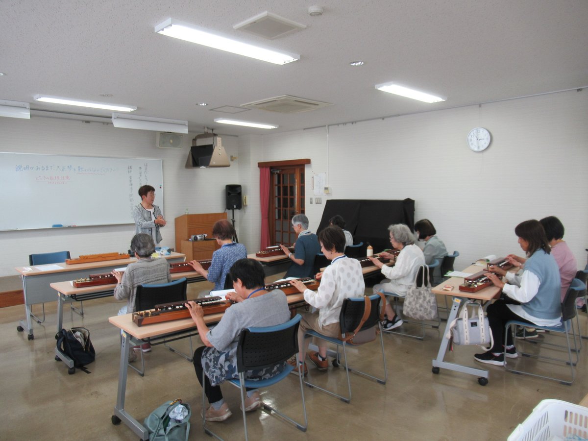 hamadasgk's tweet photo. 初めて大正琴を弾いてみましたが合奏できるほどみなさん上達していました。脳トレにもなり、楽器演奏の楽しさを実感しました。（はまだレディースセミナーにて） https://t.co/mAYwcVrEj5