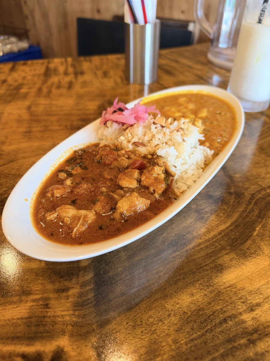 JIMOHACK3's tweet photo. 仙台宮町にオープンした「カレースタンドCURRY ON」で、2種合盛りカレー。

3フレーバーカレー監修のカレースタンドが、本日グランドオープン。

チキンがほろほろに柔らかくジューシーで、スパイス感強め・濃厚なチキンカレーと、酸味強めだけどまろやかなコクと深みのあるエビのトマトクリームカレー。

スリフレとはまた違う、だけどやっぱり美味いカレーがサクッと手軽に味わえます。

いちおう日曜定休みたいだけど、まだ営業時間も確定ではないので、行く前にインスタチェック推奨です。

https://t.co/fSvq7JQm4k