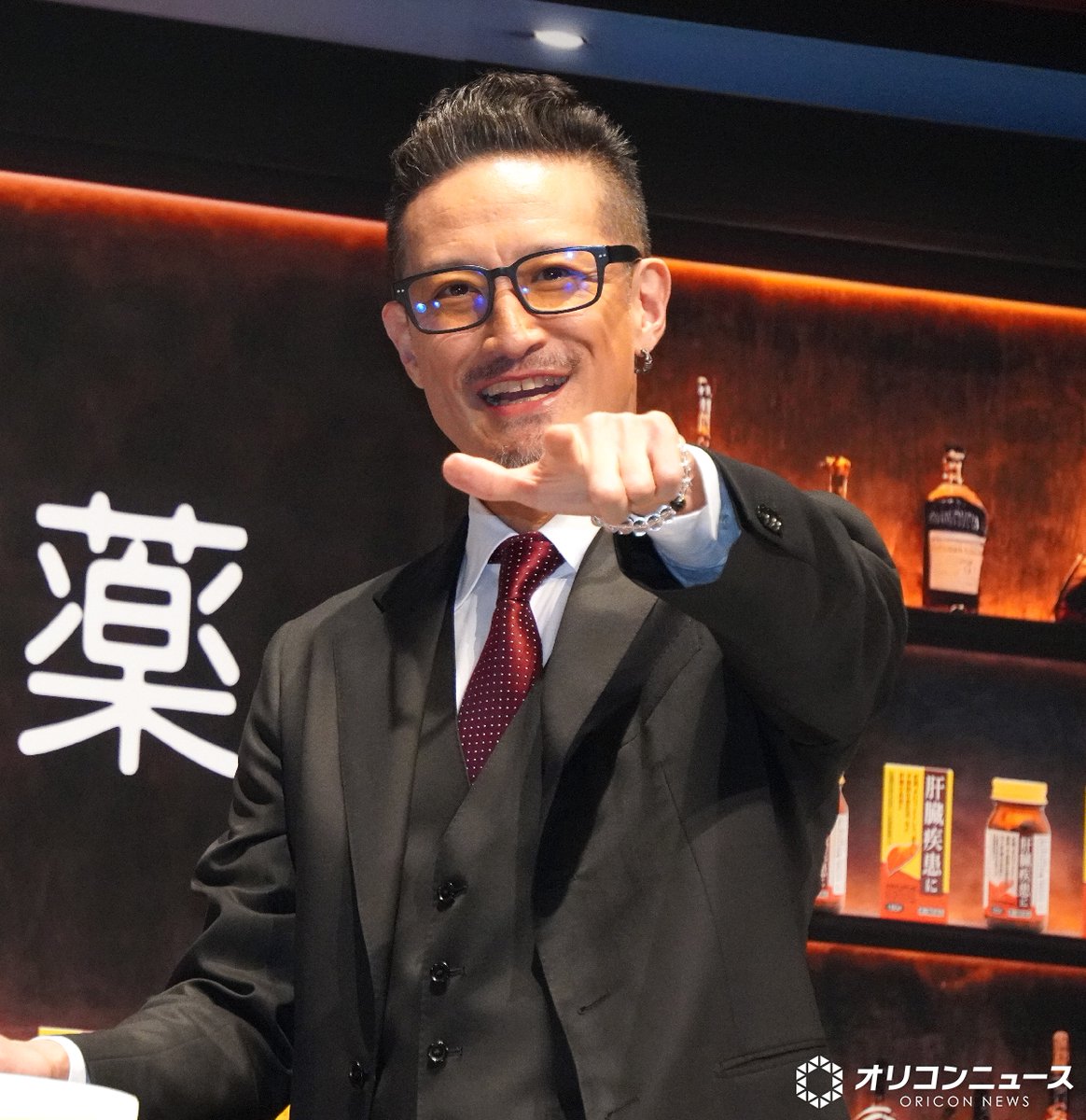 oricon's tweet photo. 松岡昌宏、憧れのバーテンダー役の夢叶える
「アイドル会社に入ったので…」
https://t.co/ZG7YclCTma

原沢製薬「ネオレバルミン錠」新CM発表会に登壇。CM内ではバーテンダーに扮し、この日もステージがシックなバー仕様に。「子供の頃の夢が芸能人かバーテンダー。すごくうれしかったです」 https://t.co/Y1rpTZRqez