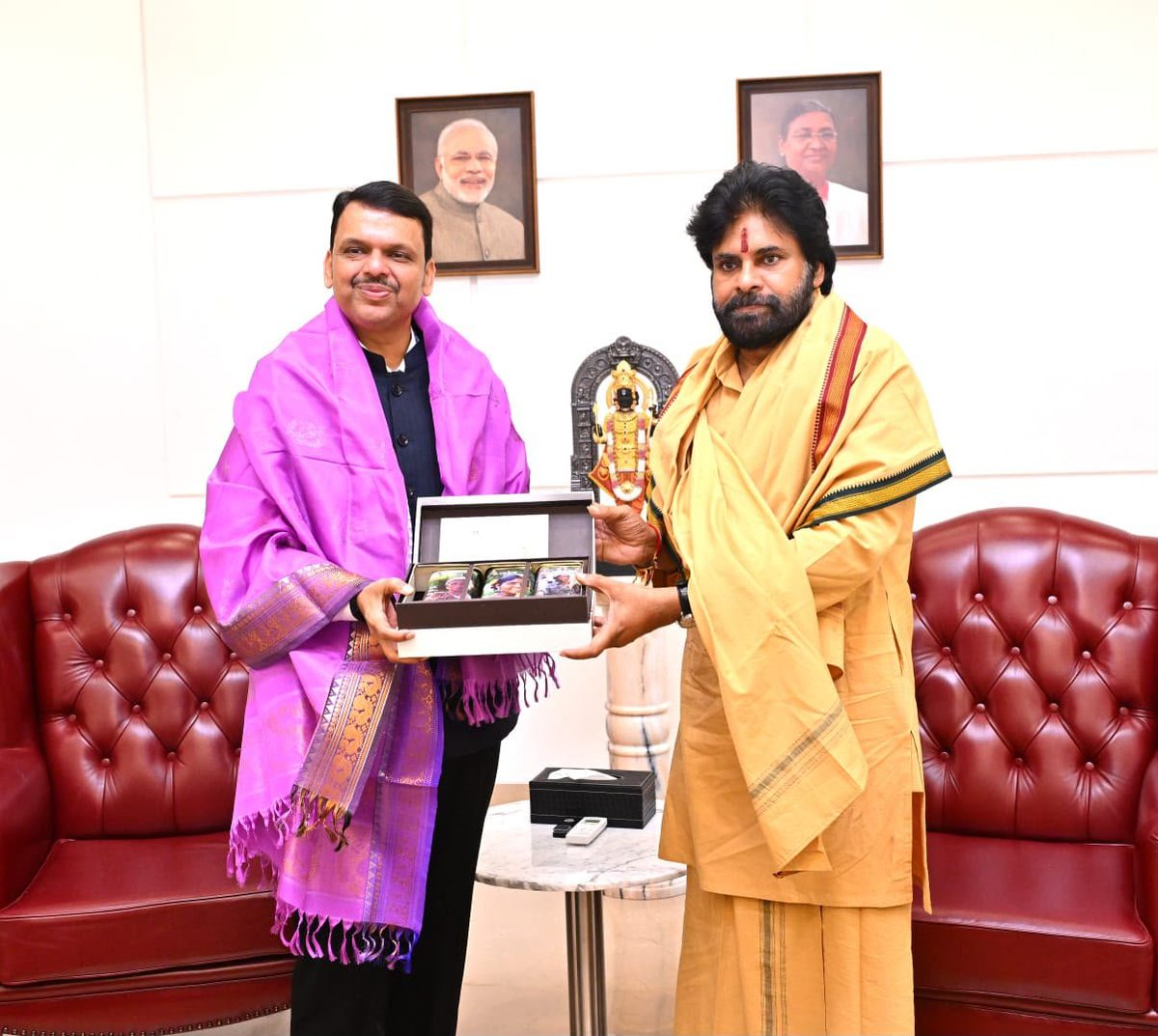 JanaSenaParty's tweet photo. మహారాష్ట్ర ముఖ్యమంత్రి శ్రీ @Dev_Fadnavis గారితో శ్రీ @PawanKalyan గారు భేటీ

•తూర్పు కనుమల్లో పులుల సంరక్షణ చర్యలపై చర్చ
•ఆంధ్రప్రదేశ్ కి రెండు ఆడ పులులు ఇస్తున్నందుకు కృతజ్ఞతలు 

మహారాష్ట్ర ముఖ్యమంత్రి శ్రీ దేవేంద్ర ఫడ్నవిస్ గారిని రాష్ట్ర ఉప ముఖ్యమంత్రివర్యులు శ్రీ పవన్ కళ్యాణ్ గారు మర్యాదపూర్వకంగా కలిశారు. ఈ భేటీలో ఇరు రాష్ట్రాల మధ్య పరస్పర ప్రయోజనాలకు సంబంధించిన పలు అంశాలపై చర్చించారు. మంగళవారం ముంబైలోని మహారాష్ట్ర ముఖ్యమంత్రి వారి క్యాంపు కార్యాలయంలో జరిగిన ఈ భేటీలో తూర్పు కనుమల్లో పులుల సంరక్షణ, మహారాష్ట్ర నుంచి రాష్ట్రానికి రెండు ఆడ పులులు ఇచ్చే అంశాలపై ఇరువురు నేతల మధ్య ఫలవంతమైన చర్చలు సాగాయి. ఉమ్మడి ప్రయోజనాలకు సంబంధించి భవిష్యత్తులో మరింత సహకరించుకోవాలని నిర్ణయించారు. 
ఈ సందర్భంగా శ్రీ పవన్ కళ్యాణ్ గారు మాట్లాడుతూ “ఆంధ్ర ప్రదేశ్‌లోని తూర్పు కనుమల ప్రాంతంలో ఆడ పులుల సంఖ్య గణనీయంగా తగ్గడంతో జన్యుపరమైన సమస్యలు తలెత్తాయి. ఈ క్రమంలో పులుల సంఖ్య పునరుద్ధరణకు మహారాష్ట్ర ప్రభుత్వ సహకారం తీసుకుంటున్నాం. ఆంధ్రప్రదేశ్ కు రెండు ఆడ పులులు ఇచ్చేందుకు మహారాష్ట్ర ప్రభుత్వం అంగీకరించింది. వారు  అందిస్తున్న సహకారానికి మనస్ఫూర్తిగా కృతజ్ఞతలు తెలియజేస్తున్నాం. తూర్పు కనుమలలో పులుల సంరక్షణ చరిత్రలో ఒక ముఖ్యమైన మైలురాయిగా నిలిచిపోతుంది. తూర్పు కనుమల్లో ఆడ పులుల ప్రవేశంతో అంతరసంతానోత్పత్తి (Inbreeding) సమస్యలను అధిగమించడంతోపాటు, జన్యు వైవిధ్యం పెరిగి, పులుల సంఖ్య దీర్ఘకాలిక స్థిరత్వానికి దోహదపడుతుంది. తద్వారా తూర్పు కనుమలలో ఆరోగ్యకరమైన, స్వయం సమృద్ధి కలిగిన పులుల ఆవాస వ్యవస్థ ఏర్పడుతుంది.
శాస్త్రీయ విధానాలు, స్థిరమైన వన్యప్రాణి నిర్వహణ ఆధారంగా జీవ వైవిధ్య పరిరక్షణకు ఇరు రాష్ట్రాలు కట్టుబడి ఉన్నాయన్న అంశాన్ని ఈ సంయుక్త సంరక్షణ కార్యచరణ ప్రతిబింబిస్తోంది. ఆంధ్రప్రదేశ్–మహారాష్ట్ర రాష్ట్రాల మధ్య ఏర్పడిన ఈ భాగస్వామ్యం తూర్పు కనుమలలో పులుల దీర్ఘకాలిక సంరక్షణకు విశేషంగా దోహదపడుతుందని విశ్వసిస్తున్నాం. ఈ కార్యక్రమాన్ని ముందుకు తీసుకెళ్లడంలో మాకు నిరంతరం మార్గదర్శకత్వం అందిస్తున్న కేంద్ర అటవీ, పర్యావరణ, వాతావరణ మార్పుల శాఖ మంత్రి శ్రీ భూపేందర్ యాదవ్ గారికి కూడా ఈ సందర్భంగా ప్రత్యేక కృతజ్ఞతలు తెలియజేస్తున్నాను. వన్యప్రాణి సంరక్షణ, జీవ వైవిధ్య పరిరక్షణ లక్ష్యాల సాధనలో మహారాష్ట్ర ప్రభుత్వం, కేంద్ర ప్రభుత్వం, ఇతర భాగస్వామ్య సంస్థలతో కలిసి మరింత సమన్వయంతో ముందుకు వెళ్తామ”న్నారు.
