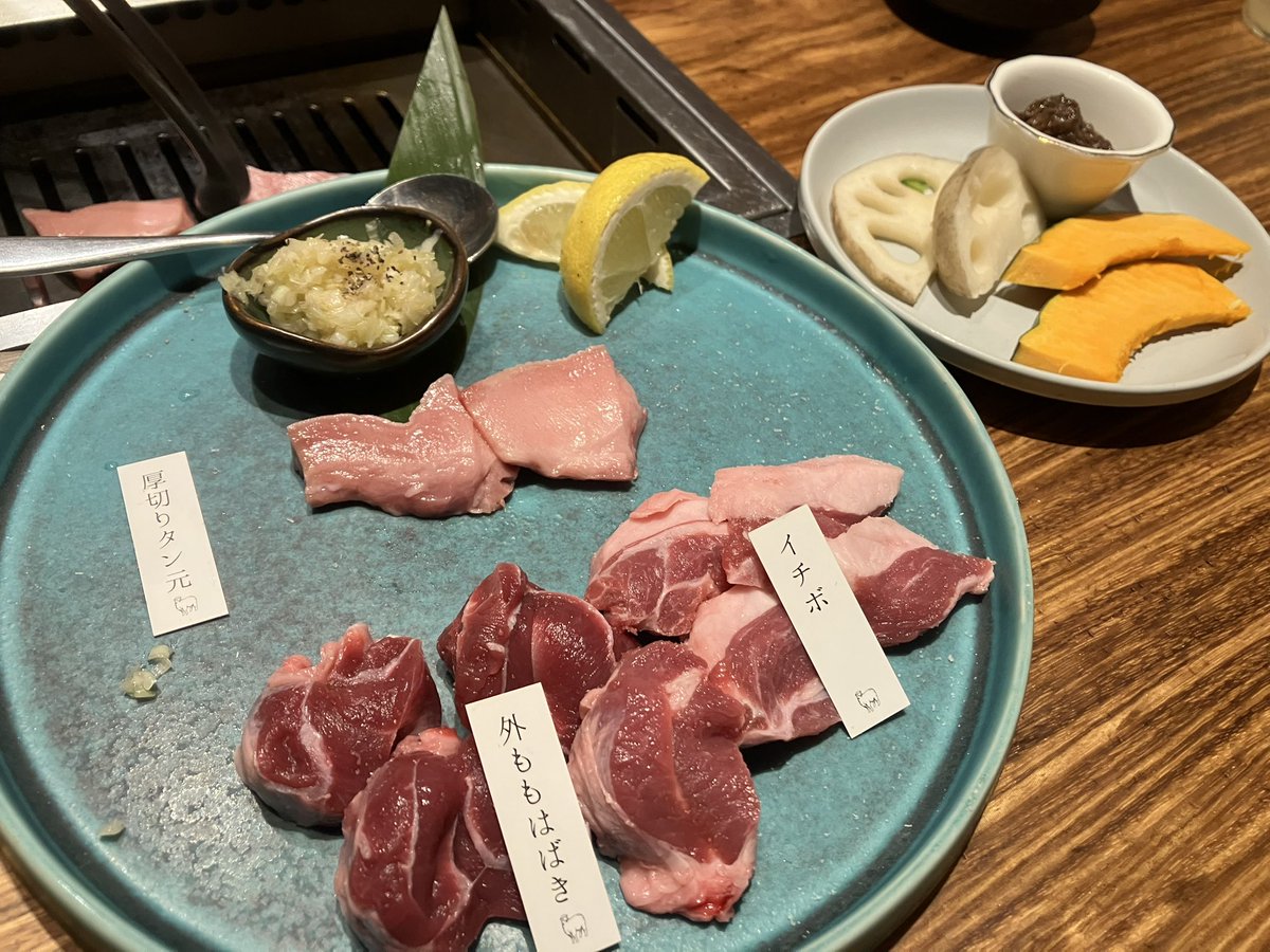 ui5e3's tweet photo. 予定してた焼肉屋さんが電話しても通じないから突撃したら閉店の貼り紙がぁっ！😭

急遽近くにみつけてあったラム肉屋さんに行ったらちょっとだけ待てば入れますってラッキー！

あたりまえかもだけど
ラム肉にもいろんな部位があるんやね！
心配してたクセもほとんどなくておいしかった！ https://t.co/5siJkJwHho
