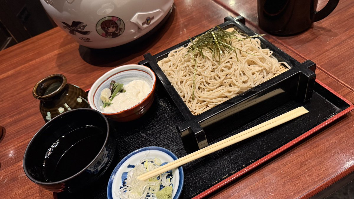 蒸し暑いね🫠 お昼はさっぱりとろろせいろ 蕎麦湯好き派😊