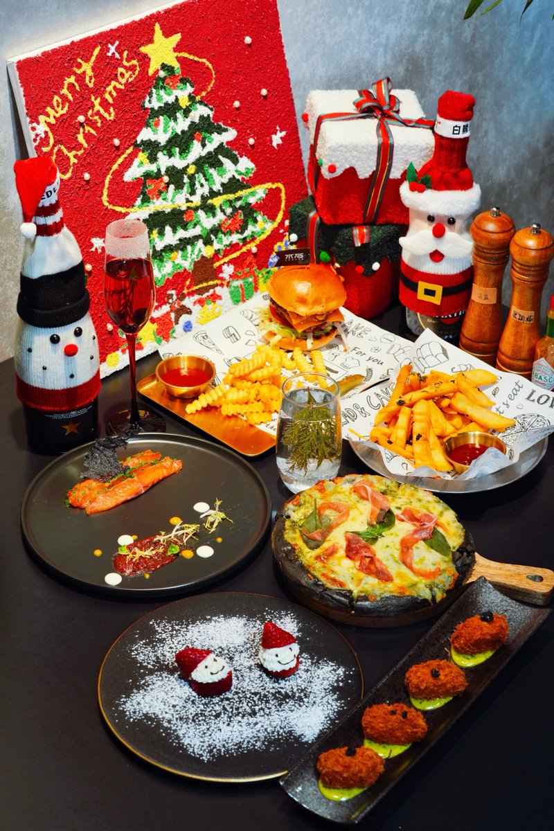 jiPnEY9AR4M1sYD's tweet photo. Holiday Feast Alert! Creamy pumpkin soup, herb-crusted turkey, and spiced apple pie—your cozy Christmas Eve dinner is sorted!  #FestiveEats https://t.co/ak6XzQpxld