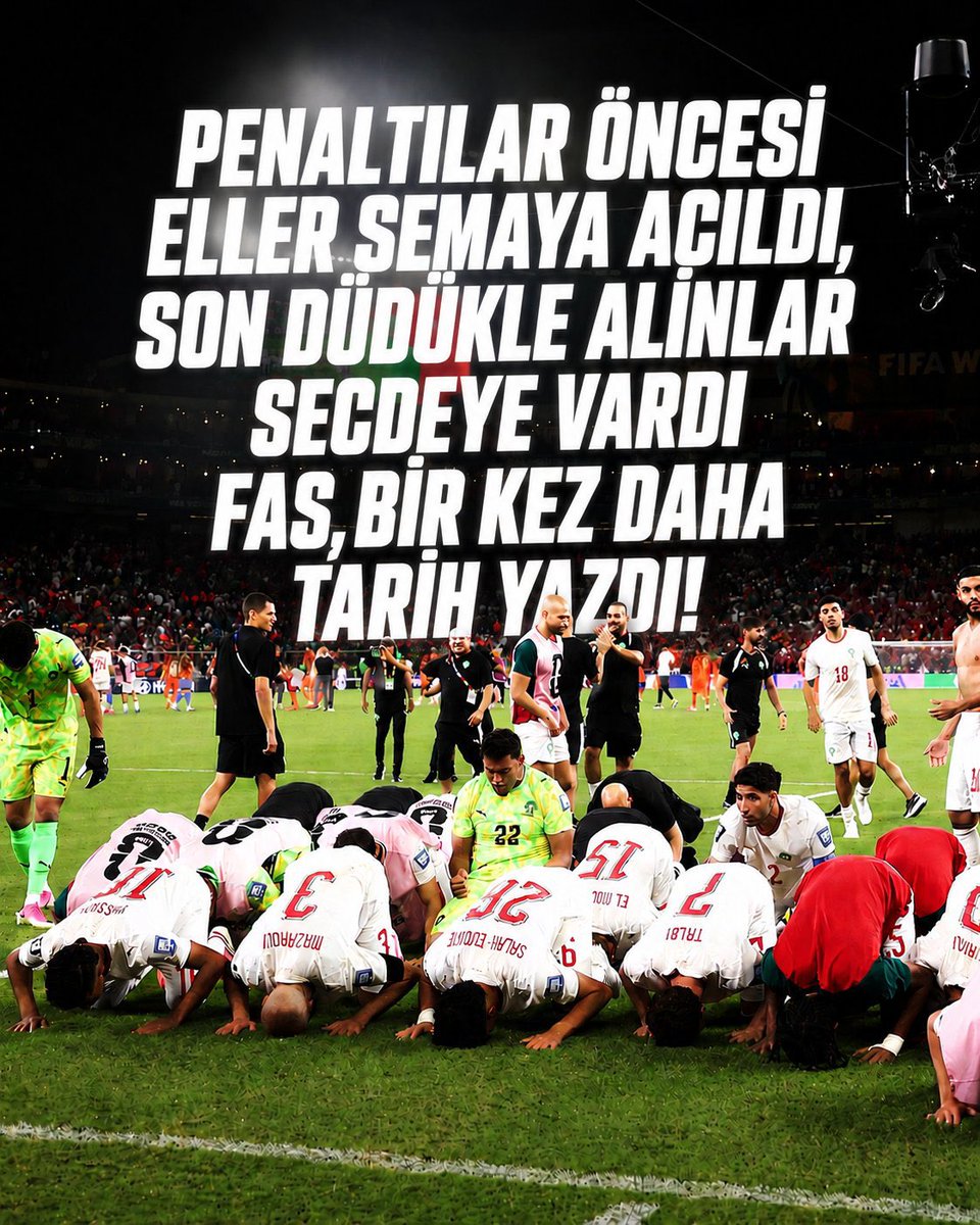 emrahaltunkaya's tweet photo. 🇲🇦 Fas'ın inancı, sahada bir kez daha destan yazdı. 

👥 2026 FIFA Dünya Kupası son 32 turunda Hollanda karşısında seri penaltılar öncesi hep birlikte dua eden Fas Milli Takımı, zaferin ardından takım halinde şükür secdesi yaptı.

#fas #worldcup2026 https://t.co/GFWWuAYhEa