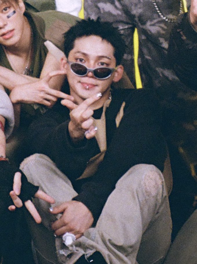 HYUNH4YI's tweet photo. hyunsuk and his favourite finger heart 🫰🏼 these days https://t.co/mumaYI9T7y