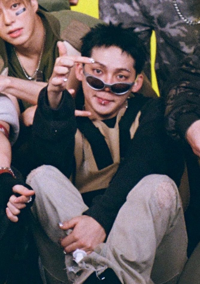 HYUNH4YI's tweet photo. hyunsuk and his favourite finger heart 🫰🏼 these days https://t.co/mumaYI9T7y