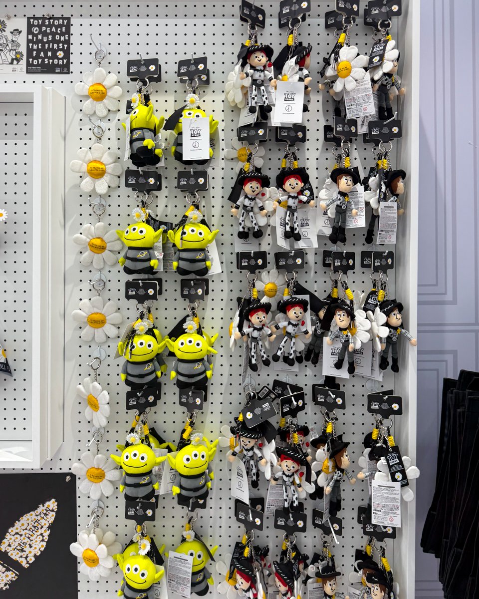 fullress's tweet photo. G-DRAGON / PEACEMINUSONE × Toy Story コラボプロジェクト「THE FIRST FAN」が2026年 7/1~8/31 世界10都市で展開 (ピースマイナスワン トイ・ストーリー)

・ソウルでのPOP-UP STORE 店内画像が公開 (fastpapermag)

https://t.co/7AQXgEWYks https://t.co/2Qdk7Ib1pQ