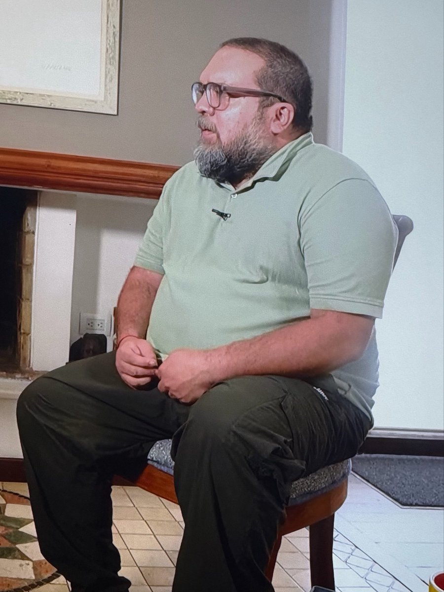 marlonduquer's tweet photo. @Tercer_Canal @IvanCepedaCast De verdad el periodista muy mal presentado, mal vestido para una entrevista, la cara brillante, los dientes amarillos y sentado como si estuviera en el baño https://t.co/kH2ynUHBZf