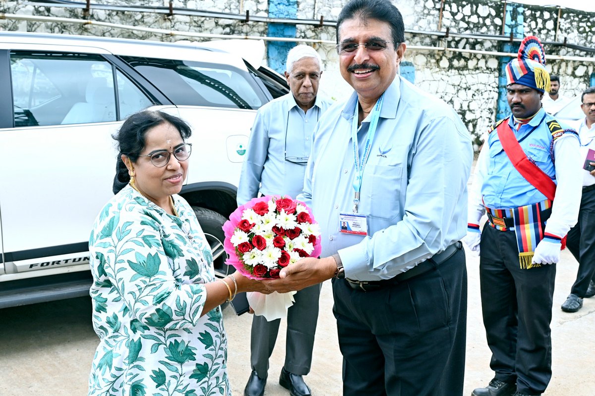 Udupicsl's tweet photo. Grateful to have hosted Shri Vijaya Kumar IAS, Secretary, @shipminindia, accompanied by  Shri Sushil Kumar Singh, Chairman, @NewMngPort, @Deendayal_Port & @Indportsassn , and Smt. S. Shanthi, Dy Chairperson NMPA, during his first visit to UCSL, wholly owned subsidiary of @cslcochin 

While appreciating the milestones achieved by UCSL within such short time from inception, the Hon'ble Secretary urged the Management to push forward aggressively on capacity enhancement and increased business volumes to contribute more into the shipbuilding landscape of the country.

UCSL reiterates it's commitment to this directive and shall work earnestly towards the same