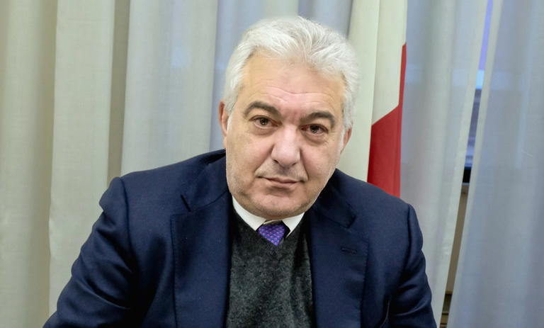 antipentac52268's tweet photo. ED I PAGLIACCI SI INCONTRARONO?!?!?!
Questi imbarazzanti ciarlatani sono convinti che gli italiani ( non i pentaritardati ma gli italiani veri) siano tutti scemi.
Ricapitoliamo: 
1) il 17 giugno la Commissione decide di ascoltare Arcuri.
2) il 18 giugno Arcuri invita a cena Conte
3) La domanda è lecita: si sono accordati sui temi che emergeranno nel corso dell’audizione? Anche perché la mattina dopo la cena, il 19 giugno, Arcuri ha scritto una lettera a Lisei dando la sua disponibilità a farsi ascoltare con formula piena.
A proposito di coincidenze, oggi tutti dicono di voler essere auditi. Sia Arcuri che Conte.
La posizione di Conte appare alquanto singolare. Da un lato incontra a cena Arcuri con il quale «parla di tutto», dall’altro si prepara ad audire l’amico in una sede istituazionale, la Commissione di cui fa parte. Tutto ciò ricorda molto il caso di Roberto Scarpinato e Gioacchino Natoli. I due ex pm, infatti, si sentirono al telefono 33 volte prima dell’audizione di Natoli in Commissione Antimafia. Grazie alle intercettazioni della procura di Caltanissetta, sappiamo che in quelle telefonate concordarono proprio le risposte da dare. Scarpinato, senatore del M5S, non provò alcun imbarazzo quando la storia venne fuori, nonostante il chiaro conflitto d’interesse essendo lui stesso componente della Commissione Antimafia.