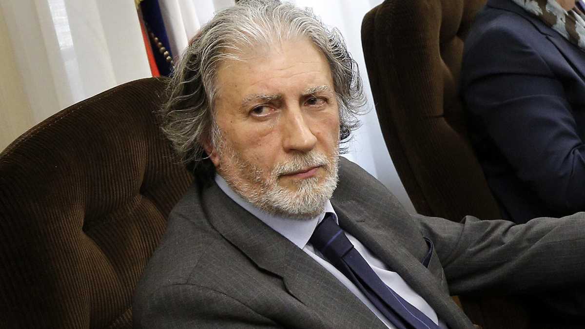 antipentac52268's tweet photo. ED I PAGLIACCI SI INCONTRARONO?!?!?!
Questi imbarazzanti ciarlatani sono convinti che gli italiani ( non i pentaritardati ma gli italiani veri) siano tutti scemi.
Ricapitoliamo: 
1) il 17 giugno la Commissione decide di ascoltare Arcuri.
2) il 18 giugno Arcuri invita a cena Conte
3) La domanda è lecita: si sono accordati sui temi che emergeranno nel corso dell’audizione? Anche perché la mattina dopo la cena, il 19 giugno, Arcuri ha scritto una lettera a Lisei dando la sua disponibilità a farsi ascoltare con formula piena.
A proposito di coincidenze, oggi tutti dicono di voler essere auditi. Sia Arcuri che Conte.
La posizione di Conte appare alquanto singolare. Da un lato incontra a cena Arcuri con il quale «parla di tutto», dall’altro si prepara ad audire l’amico in una sede istituazionale, la Commissione di cui fa parte. Tutto ciò ricorda molto il caso di Roberto Scarpinato e Gioacchino Natoli. I due ex pm, infatti, si sentirono al telefono 33 volte prima dell’audizione di Natoli in Commissione Antimafia. Grazie alle intercettazioni della procura di Caltanissetta, sappiamo che in quelle telefonate concordarono proprio le risposte da dare. Scarpinato, senatore del M5S, non provò alcun imbarazzo quando la storia venne fuori, nonostante il chiaro conflitto d’interesse essendo lui stesso componente della Commissione Antimafia.