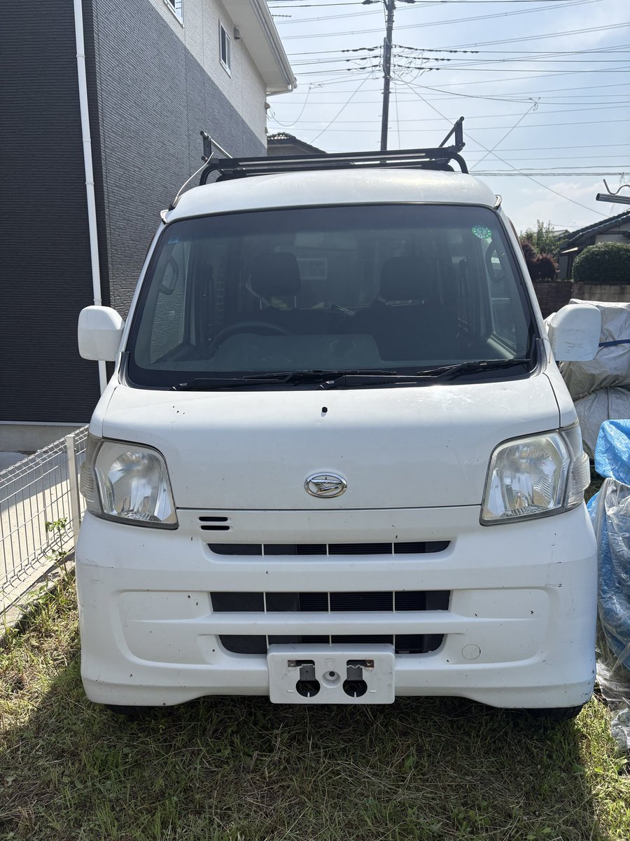 7envg8's tweet photo. 今日で車検満了でナンバー外した！とりあえずコツコツ内装清掃・外装直し・やる事沢山ですが4WD・ターボ・ハイルーフ最高の遊び車になりそうです！

#S331V
#ハイゼットカーゴ
#軽バン https://t.co/dVn7lEHKoK