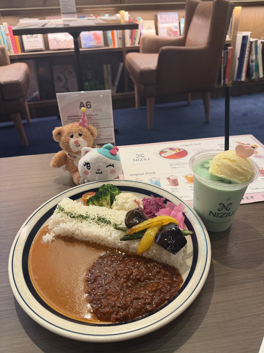 komu_WithU's tweet photo. NiziUカフェ
カレーがボリュミーで美味しかった😋

#NiziU https://t.co/bksenk4SrR