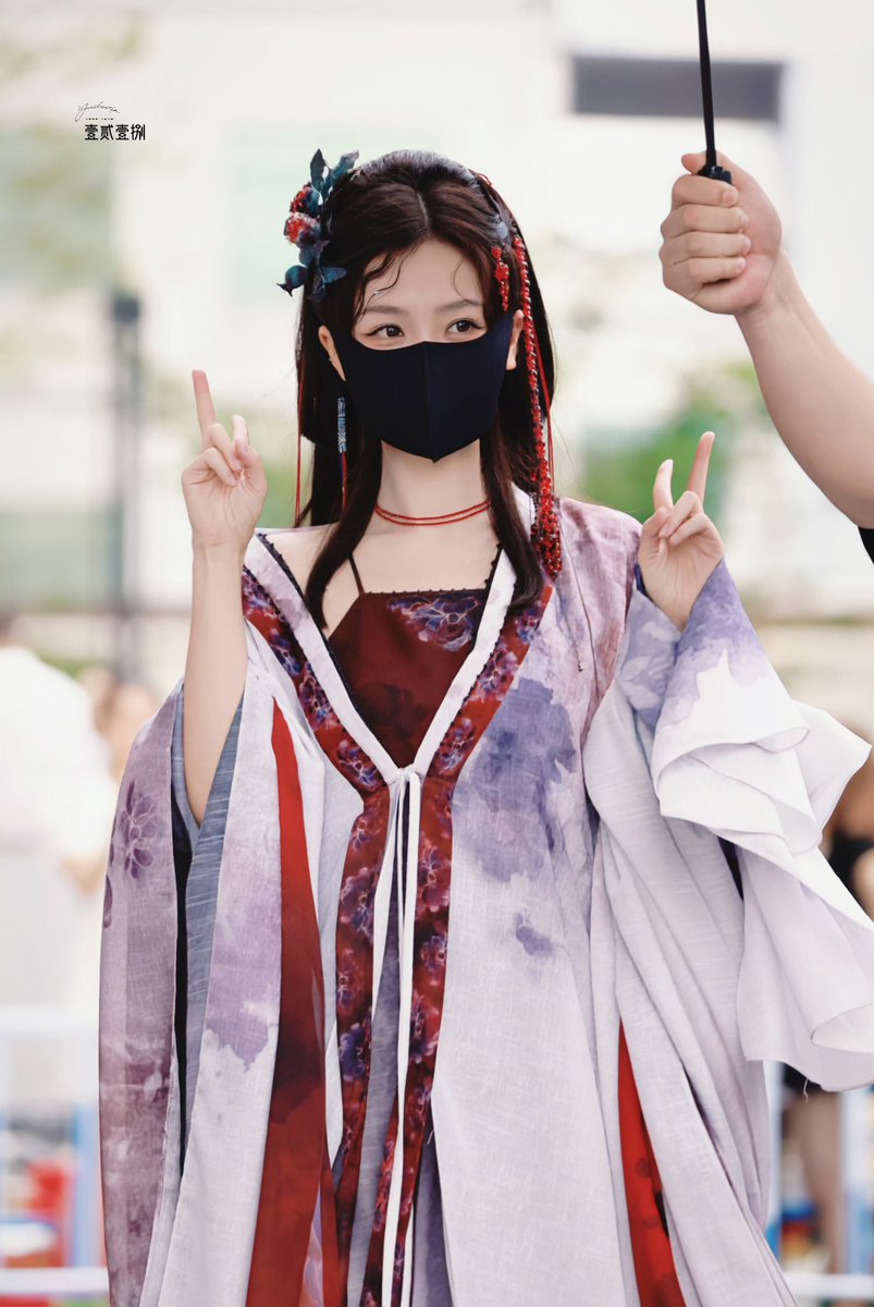 nianxiangsi's tweet photo. 300626 | #长生骨 filming day 1

Yu Shuxin has wrapped up her makeup session and here’s He Pan’s first look! OMG, she looks dangerously beautiful in this style. 😍❤️‍🔥

© 壹丨虞书欣 on Weibo   

#YuShuxin #虞书欣 #念相思 #LoveInTheShell https://t.co/ms54WTLPUc