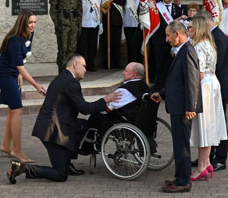NicoEnzooo's tweet photo. Takie wychowanie  trzeba wynieść z domu. Z polskiego domu♥️ Prezydent Karol Nawrocki 💪🏼🇵🇱 https://t.co/S0IeSXrxss
