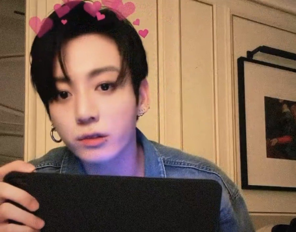 __JJKS__'s tweet photo. 정국이 너무 기특함
어릴때야 짧턱이 가능한데.. 군백기 이후에 이 얼굴형인게 ㄹㅇ 축복신내림 
완벽얼굴형 오스카상 줘야댐 https://t.co/NkHuIMfIAT
