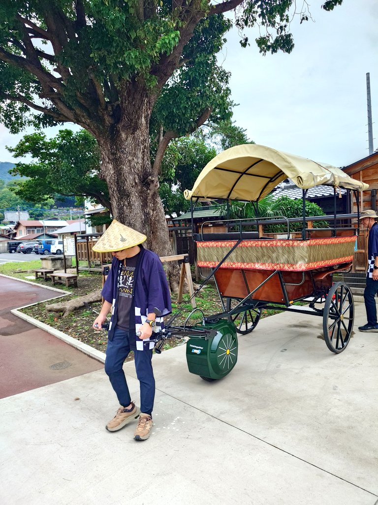 ACE_GUNMA's tweet photo. 28日は桐生発の新モビリティ「電リキ車」のガイドツアーに参加してきました。電動アシスト付き人力車で、歴史ある街並みをゆったり巡る新しい観光体験です。

景観にもよく馴染み、全国の観光地でも活躍できる可能性を感じます。7月26日まで土日にガイドツアーを開催中。ぜひ体感してみてください。 https://t.co/PrWUtVrdlR
