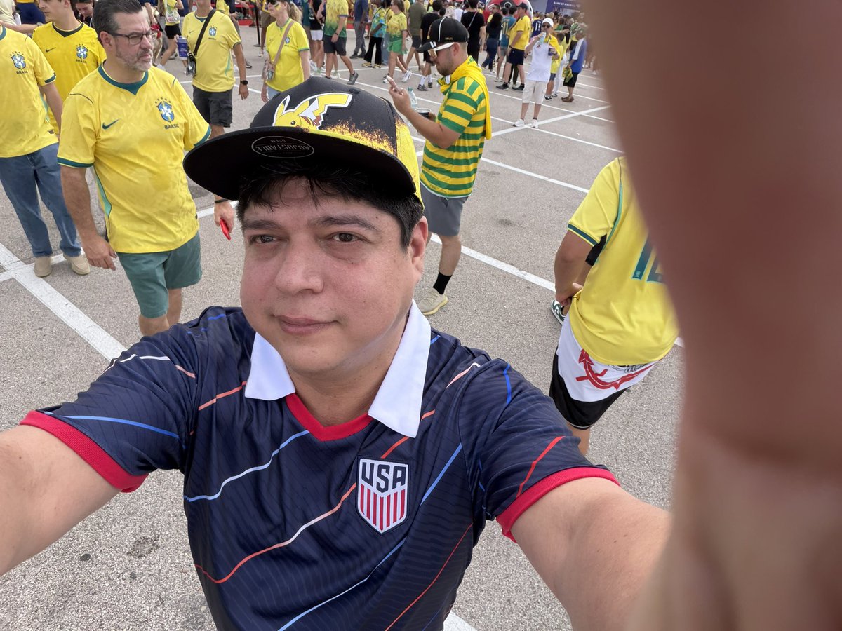 MiguelGo__'s tweet photo. En el stadio en houston con mi hermano. https://t.co/nLBPfLN7Cu